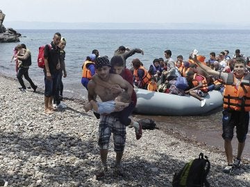 Llegada de un grupo de refugiados en lancha a la costa nororiental de la isla de Lesbos