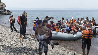 Una joven con DNI español llega a la isla de Lesbos en una patera de refugiados