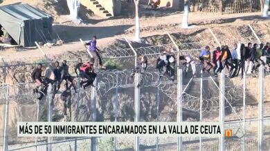 Un grupo de 65 inmigrantes se encarama a la valla de Ceuta después de que 200 personas intentaran saltar