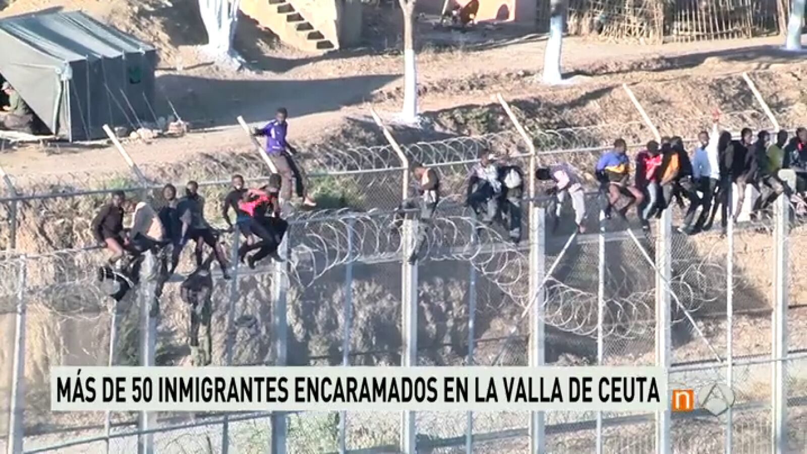 Un grupo de 65 inmigrantes se encarama a la valla de Ceuta después de que 200 personas intentaran saltar