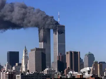 Las Torres Gemelas en llamas después del atentado del 11 de saptiembre de 2001 en Nueva York, EE.UU Las Torres Gemelas en llamas después del atentado del 11 de saptiembre de 2001 en Nueva York, EE.UU