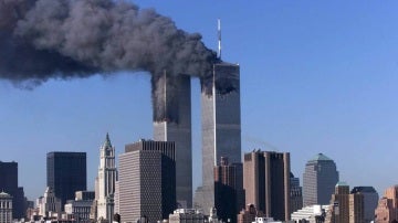 Las Torres Gemelas en llamas después del atentado del 11 de saptiembre de 2001 en Nueva York, EE.UU