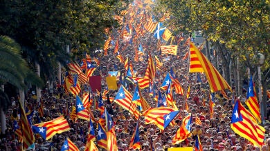 Los Mossos detienen a investigados por quemar fotos del Rey en la Diada