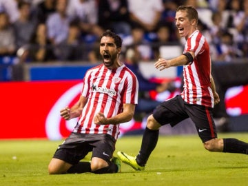 Raúl García celebra un gol