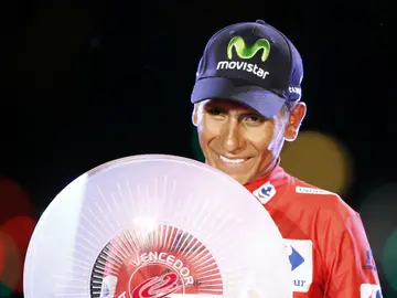Quintana, con el trofeo de la Vuelta 2016 Quintana, con el trofeo de la Vuelta 2016