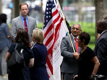 Hillary Clinton abandona el acto acompañada Hillary Clinton abandona el acto acompañada