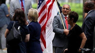 Clinton se retira precipitadamente del acto del 11-S tras sufrir un golpe de calor