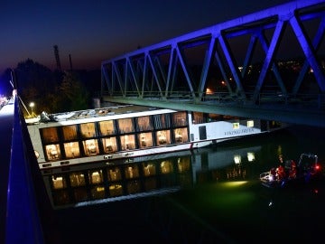 El crucero tras chocar con el puente