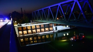 El crucero tras chocar con el puente