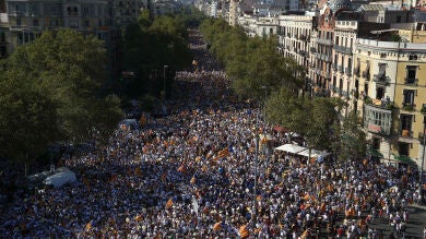 Miles de personas se manifiestan en Cataluña a favor de la independencia