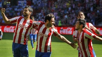 Los jugadores del Sporting de Gijón celebran un gol