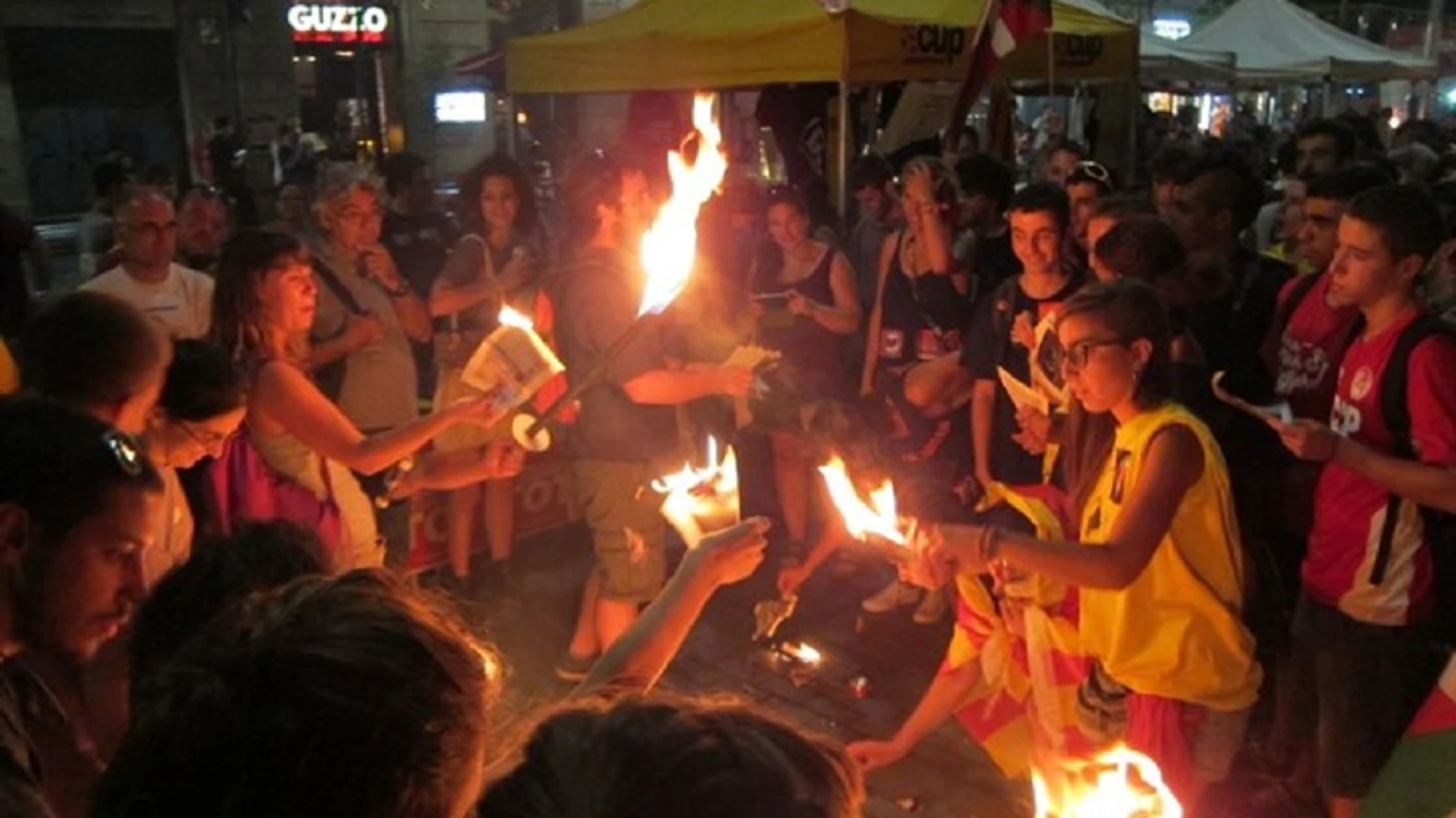 Manifestantes queman fotos de Felipe VI y páginas de la Constitución Manifestantes queman fotos de Felipe VI y páginas de la Constitución