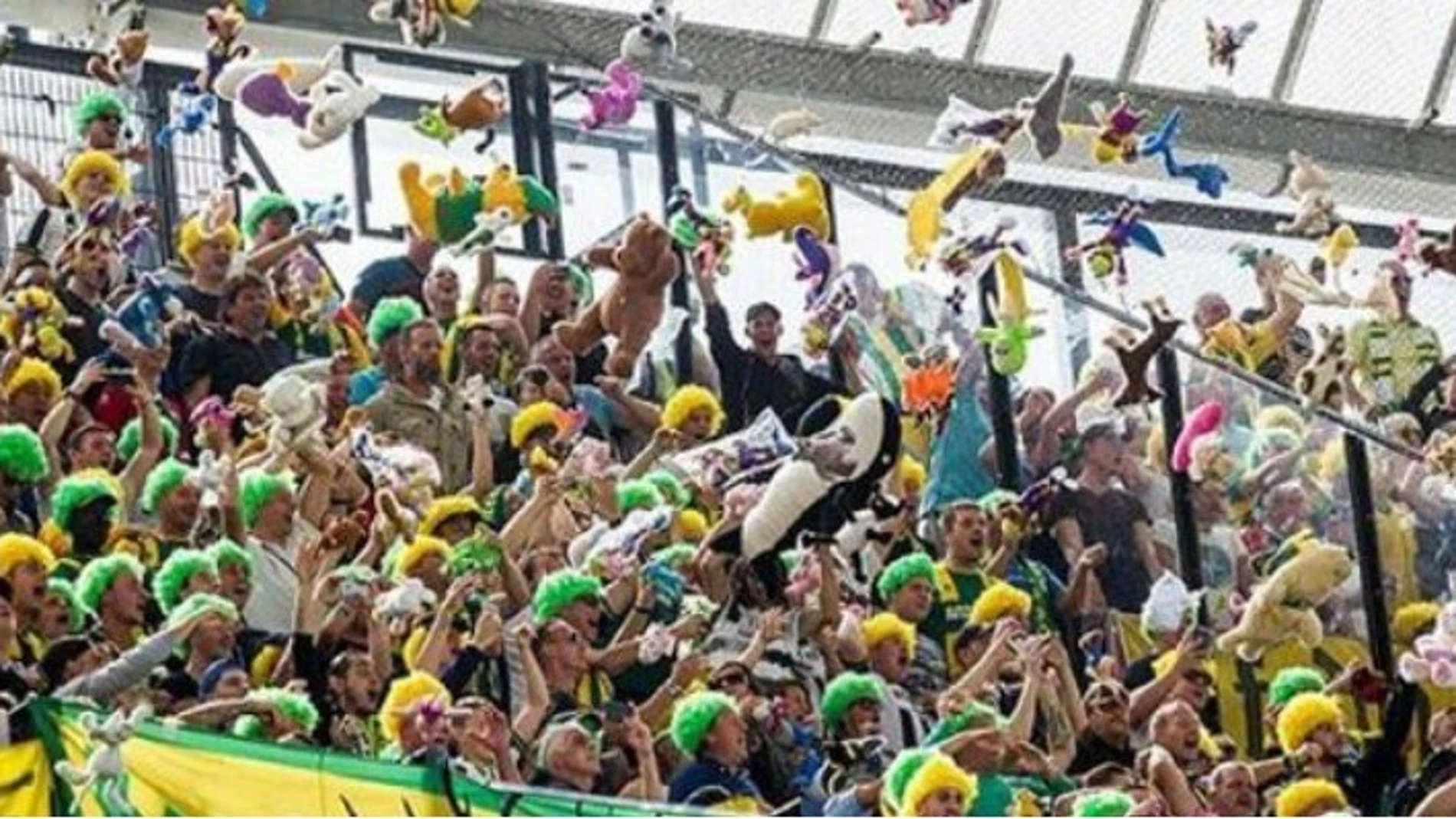 Aficionados holandeses lanzando juguetes en el campo del Feyernoord. Aficionados holandeses lanzando juguetes en el campo del Feyernoord.