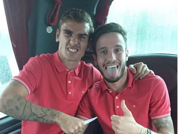 Griezmann posando con un cuchillo junto a Saúl. Griezmann posando con un cuchillo junto a Saúl.