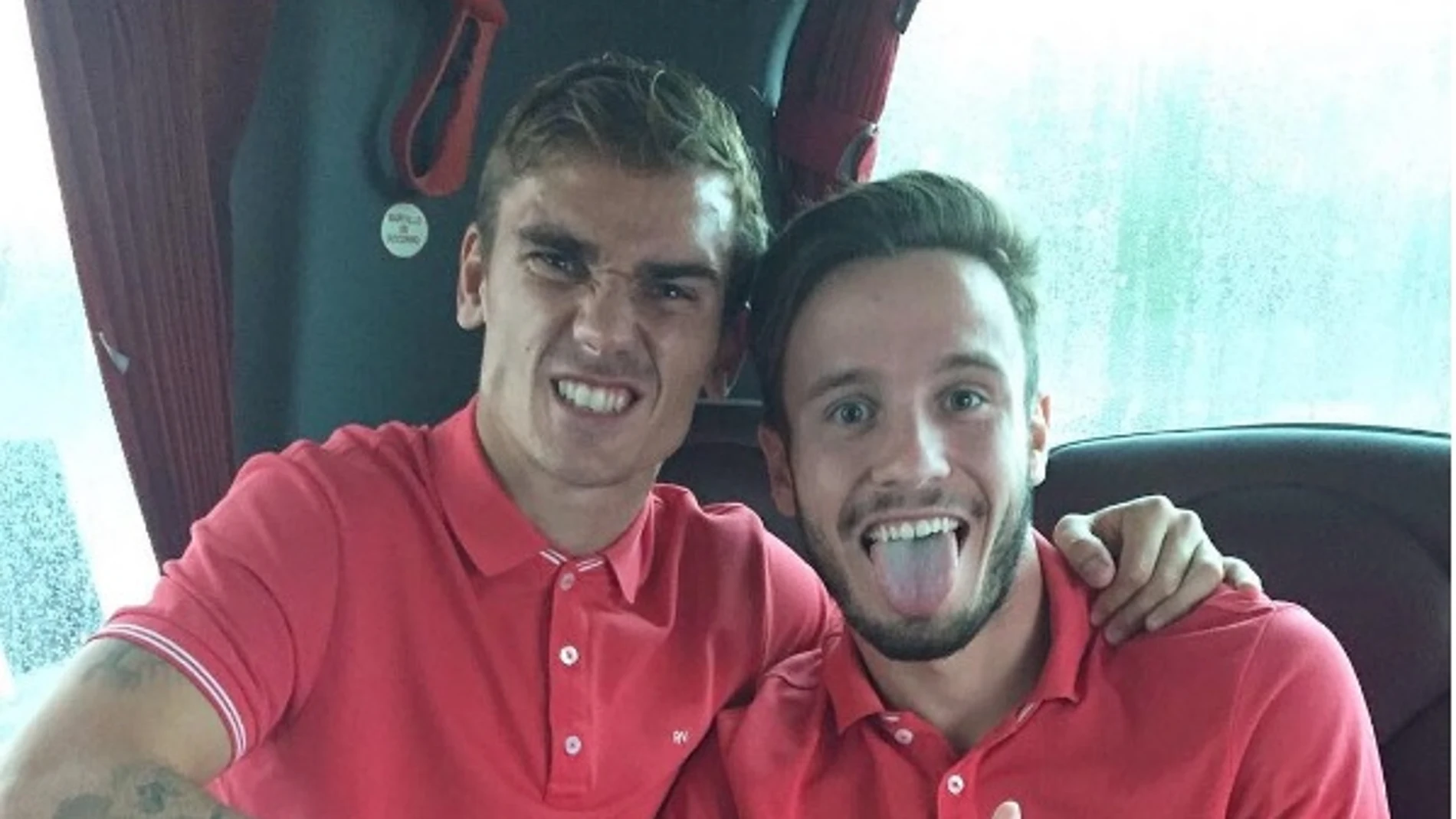 Griezmann posando con un cuchillo junto a Saúl. Griezmann posando con un cuchillo junto a Saúl.