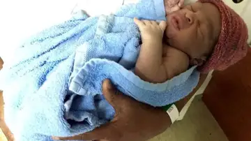 Un recién nacido que se une a los 252 rescatados del domingo Un recién nacido que se une a los 252 rescatados del domingo