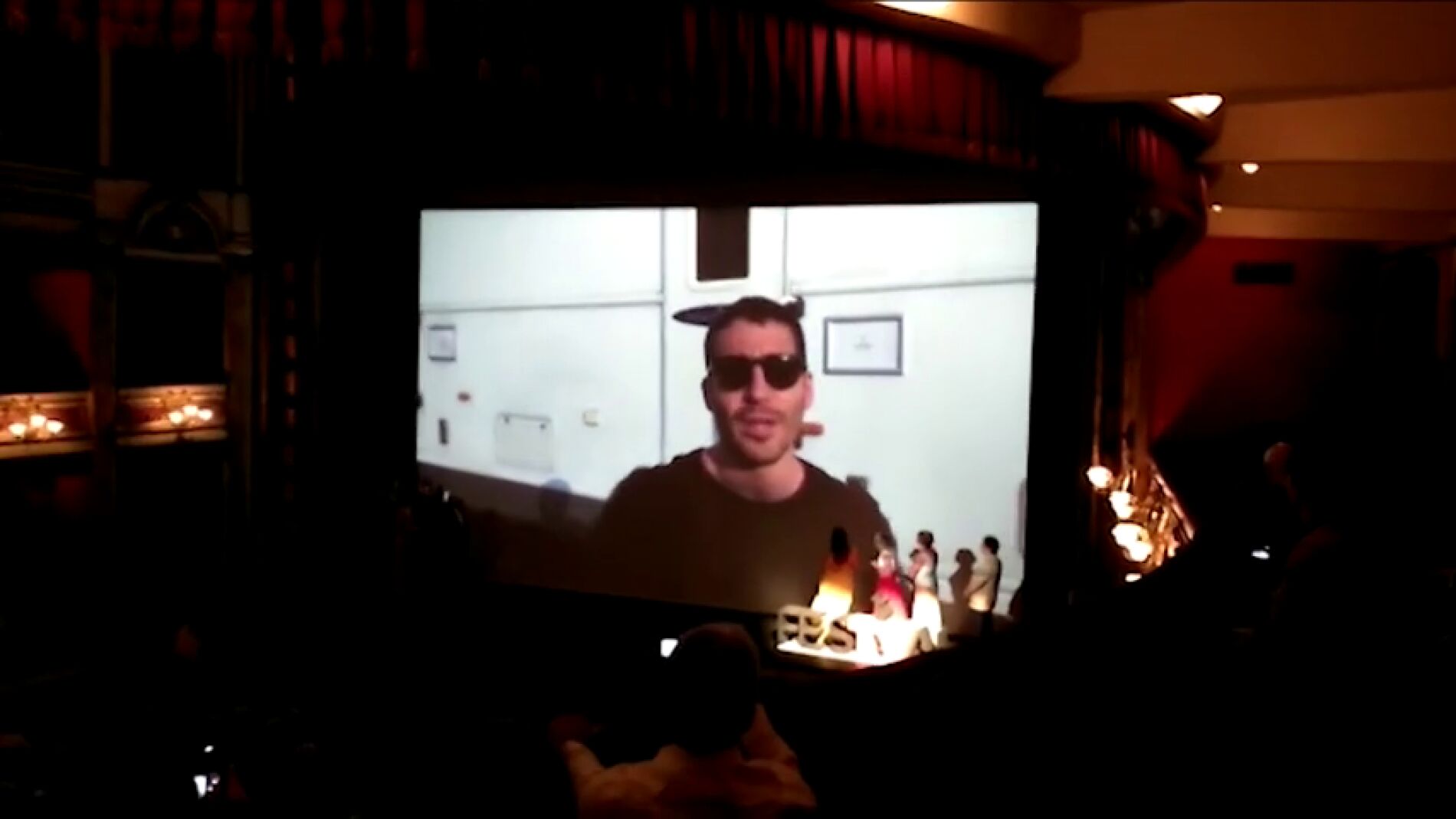 Frame 0.798603 de: Miguel Ángel Silvestre sorprende al público del FesTVal en la premiere de 'Velvet'