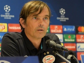 El entrenador del PSV Eindhoven, Phillip Cocu, en rueda de prensa