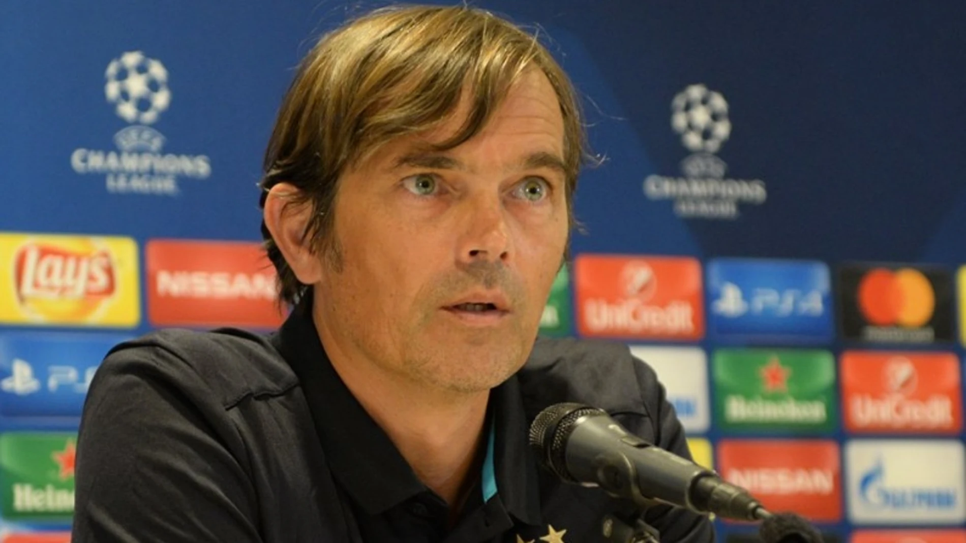 El entrenador del PSV Eindhoven, Phillip Cocu, en rueda de prensa