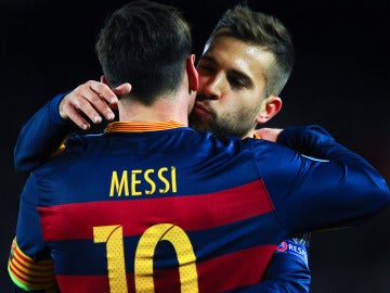 Jordi Alba y Leo Messi, abrazados en un partido del Barça.