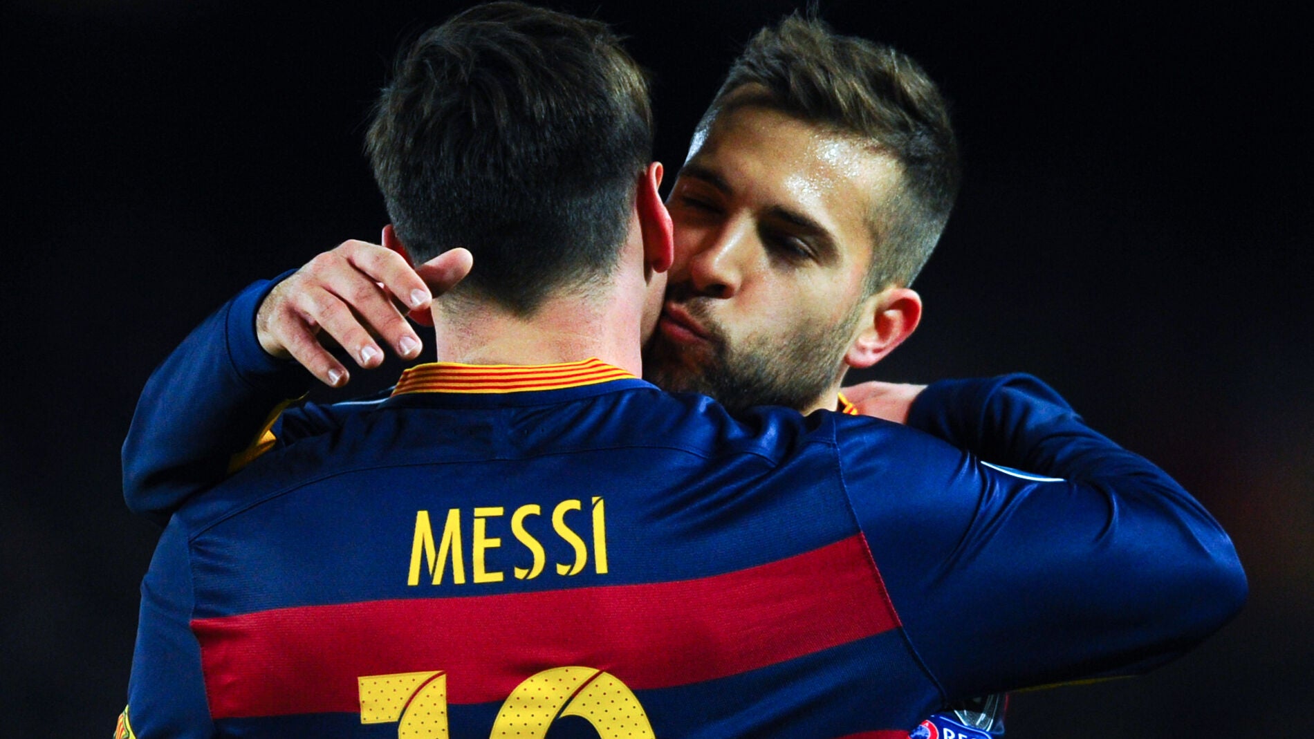 Jordi Alba y Leo Messi, abrazados en un partido del Bar&ccedil;a.