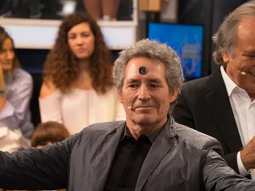 Marron talla los nombres de nuestros invitados en un botón Marron talla los nombres de nuestros invitados en un botón