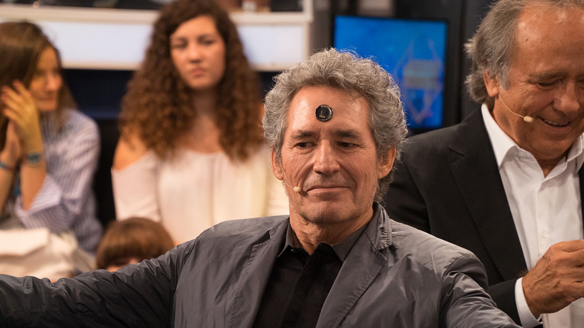 Marron talla los nombres de nuestros invitados en un bot&oacute;n