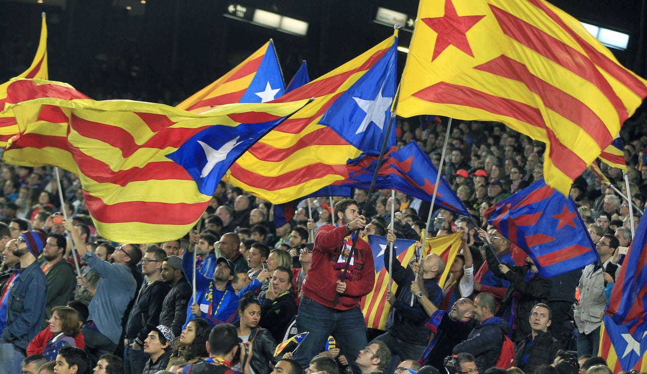Aficionados ondean esteladas en el Camp Nou Aficionados ondean esteladas en el Camp Nou