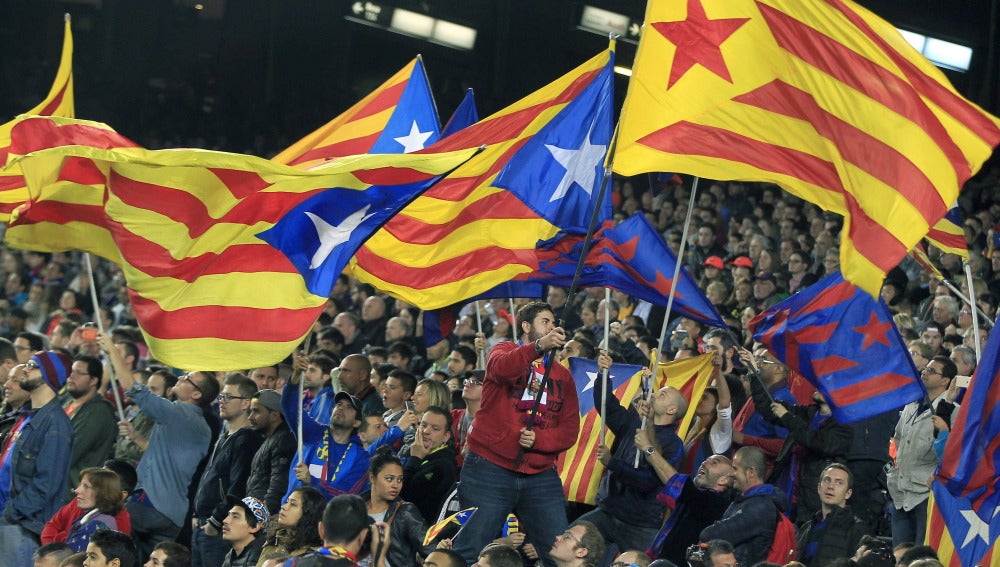 Aficionados ondean esteladas en el Camp Nou