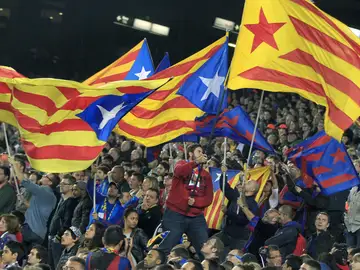 Aficionados ondean esteladas en el Camp Nou Aficionados ondean esteladas en el Camp Nou