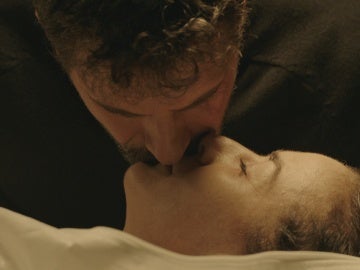 Héctor besa el cadáver de Marta