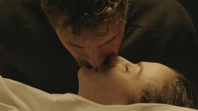 Héctor besa el cadáver de Marta