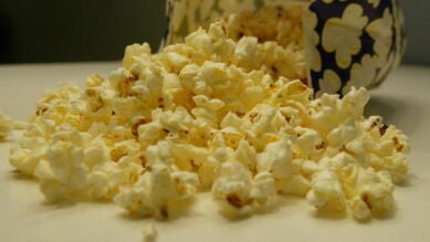 Desmienten la popular 'regla de los cinco segundos' de la comida al caer al suelo