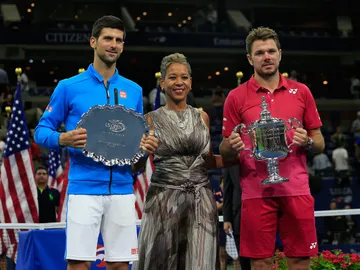 Wawrinka posando con el trofeo de campeón del US Open junto a Djokovic. Wawrinka posando con el trofeo de campeón del US Open junto a Djokovic.
