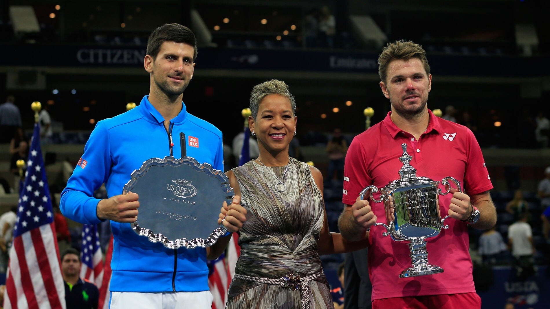 Wawrinka posando con el trofeo de campe&oacute;n del US Open junto a Djokovic.