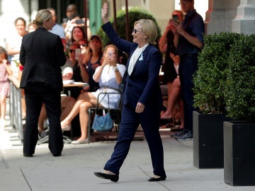 Hillary Clinton saluda tras sufrir un golpe de calor