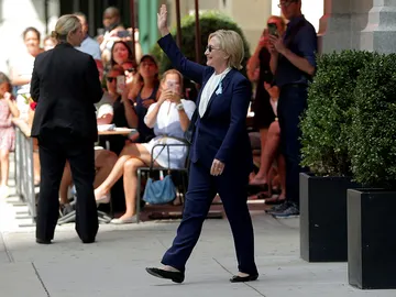 Hillary Clinton saluda tras sufrir un golpe de calor Hillary Clinton saluda tras sufrir un golpe de calor