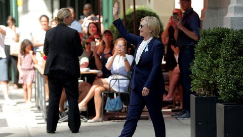 Hillary Clinton saluda tras sufrir un golpe de calor