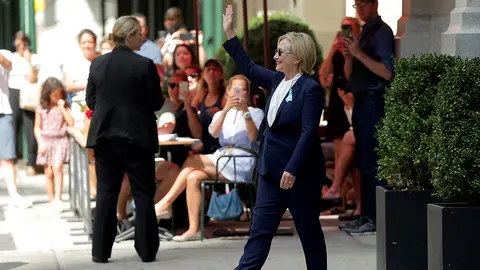 Hillary Clinton saluda tras sufrir un golpe de calor Hillary Clinton saluda tras sufrir un golpe de calor