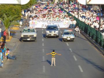 Imagen captada por el fotógrafo Manuel Rodríguez, en la que se puede ver a un niño de 12 años frente a una manifestación atigay