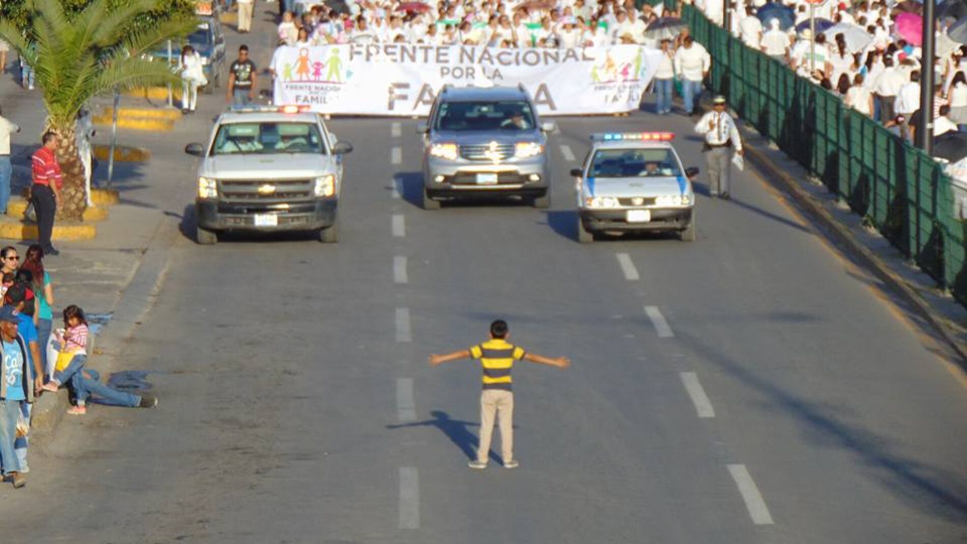 Imagen captada por el fot&oacute;grafo Manuel Rodr&iacute;guez, en la que se puede ver a un ni&ntilde;o de 12 a&ntilde;os frente a una manifestaci&oacute;n atigay