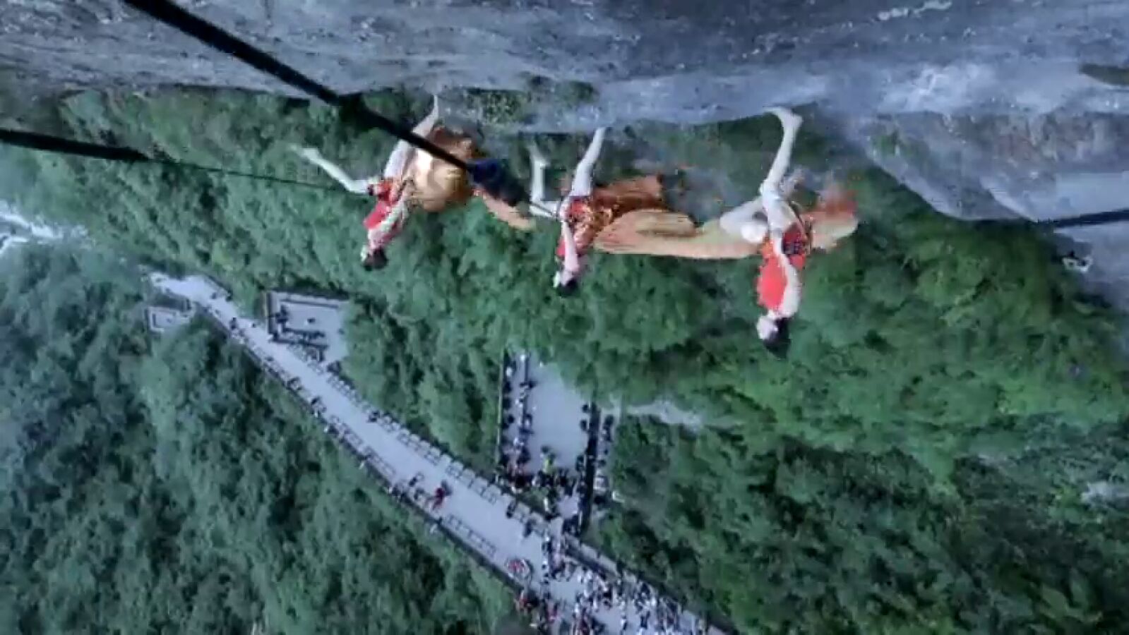 De vértigo: realizan una danza vertical a 1.300 metros de altura en la montaña Tianmen