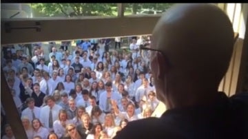 Ben Ellis mira desde su ventana a los estudiantes