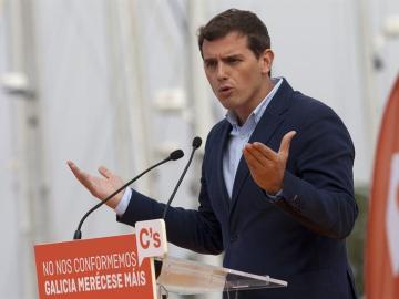 El presidente de Ciudadanos, Albert Rivera, ha emplazado a los líderes del PP, Mariano Rajoy, y del PSOE, Pedro Sánchez, a una mesa de negociación a tres después de las elecciones gallegas