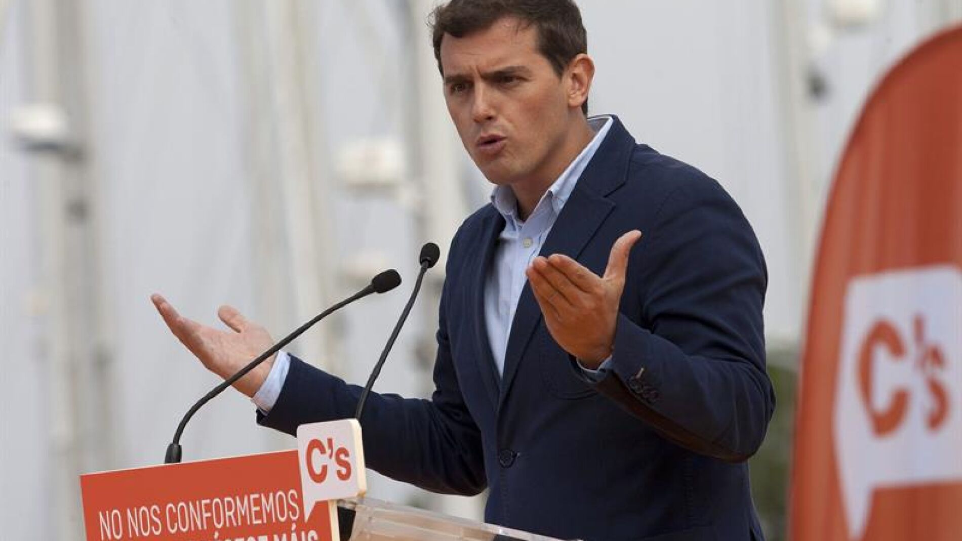 El presidente de Ciudadanos, Albert Rivera, ha emplazado a los l&iacute;deres del PP, Mariano Rajoy, y del PSOE, Pedro S&aacute;nchez, a una mesa de negociaci&oacute;n a tres despu&eacute;s de las elecciones gallegas