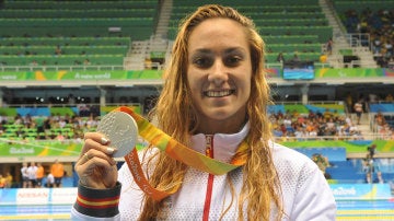 Sarai Gascón, con su medalla de plata.