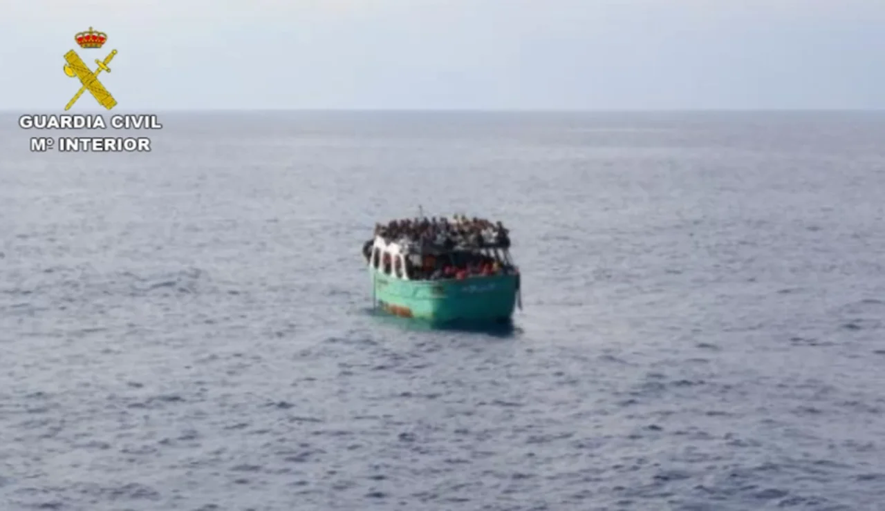 Frame 33.057633 de: Localizados 293 inmigrantes irregulares en un pesquero en aguas italianas