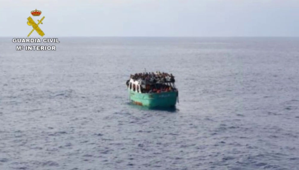 Frame 33.057633 de: Localizados 293 inmigrantes irregulares en un pesquero en aguas italianas