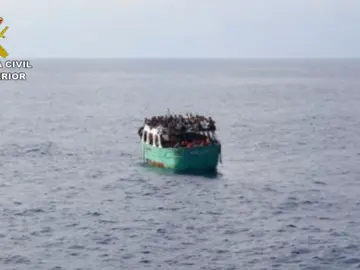 Frame 33.057633 de: Localizados 293 inmigrantes irregulares en un pesquero en aguas italianas Frame 33.057633 de: Localizados 293 inmigrantes irregulares en un pesquero en aguas italianas