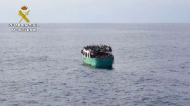 Hallan a 293 inmigrantes en un pesquero en aguas italianas